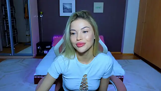 Snapshot of EmmyMills chatting on 24, 1, 2025 EmmyMills online show from 24, 1, 2025