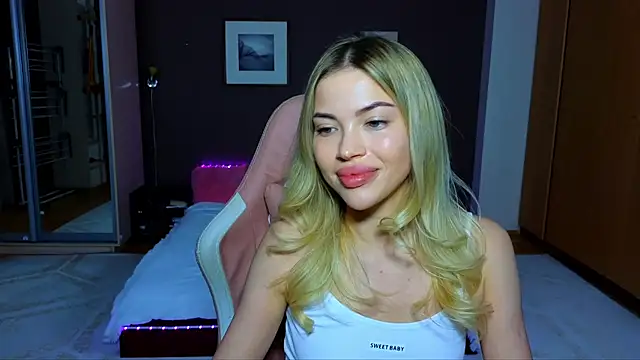 Snapshot of EmmyMills chatting on 20, 2, 2025 EmmyMills online show from 20, 2, 2025