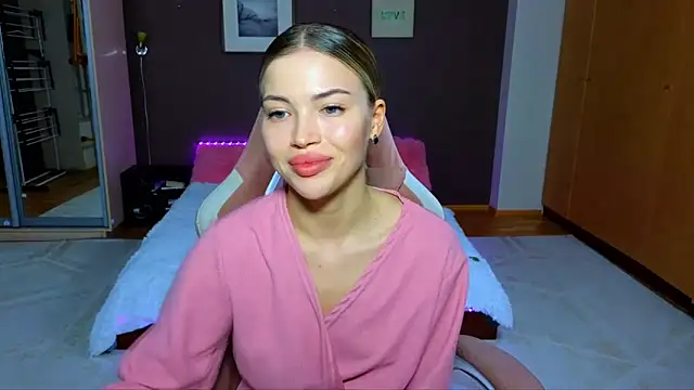 Snapshot of EmmyMills chatting on 24, 2, 2025 EmmyMills online show from 24, 2, 2025