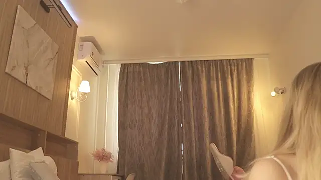 MiaThaine online show from 26, 4, 2026