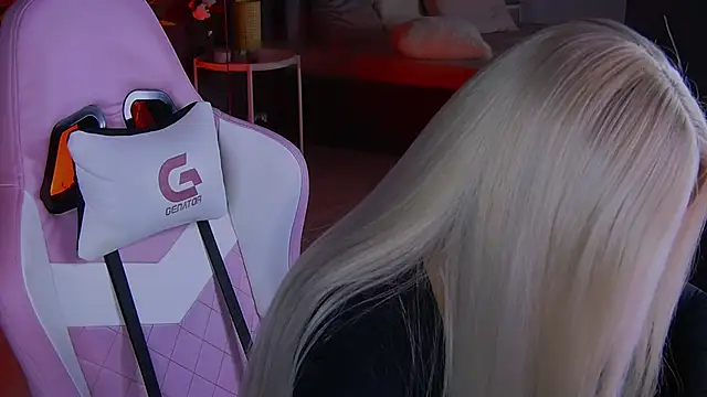 Snapshot of shayblonde chatting on 5, 1, 2025 shayblonde online show from 5, 1, 2025