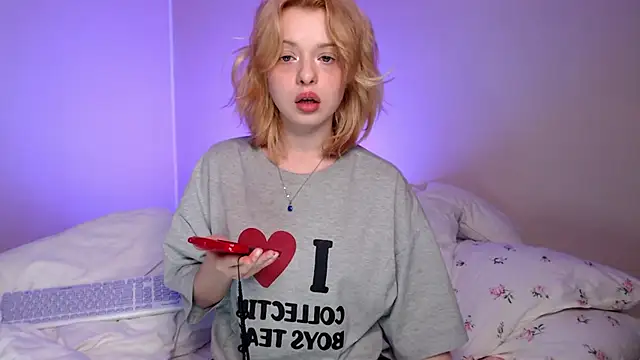 Snapshot of KatieMelone chatting on 9, 10, 2025 KatieMelone online show from 9, 10, 2025