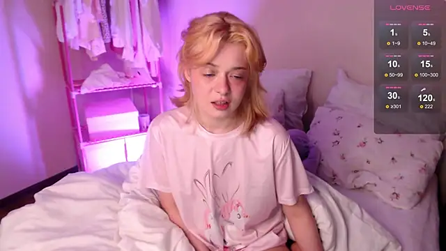 Snapshot of KatieMelone chatting on 11, 11, 2025 KatieMelone online show from 11, 11, 2025