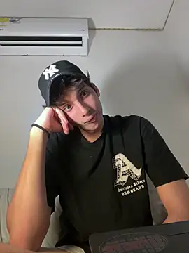 CamiloXx04 online show from 4, 2, 2025