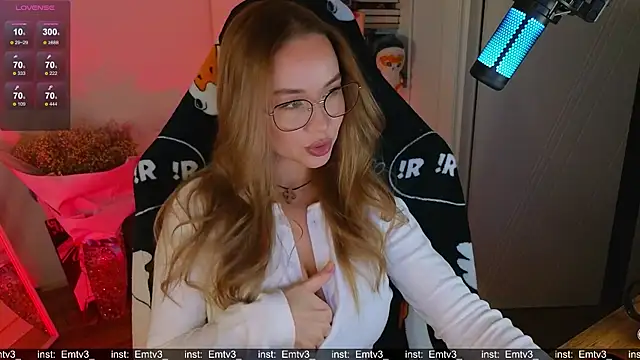 Snapshot of Emili1- chatting on 17, 12, 2025 Emili1- online show from 17, 12, 2025