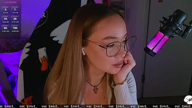 Snapshot of Emili1- chatting on 18, 12, 2025 Emili1- online show from 18, 12, 2025