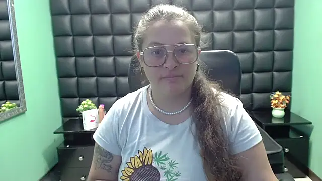 SaraThomso online show from 2, 2, 2025