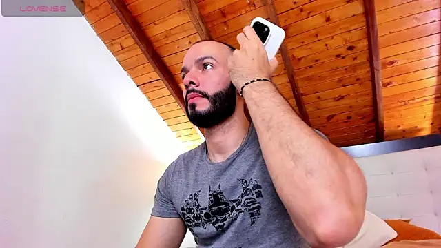 Tom Bailey online show from 4, 10, 2025