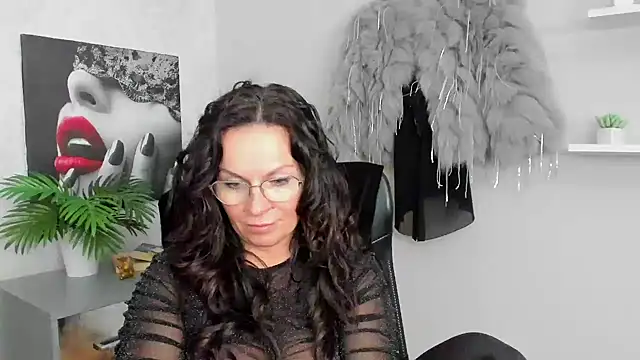 HelenLuxx online show from 6, 2, 2025