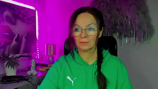 HelenLuxx online show from 6, 1, 2026