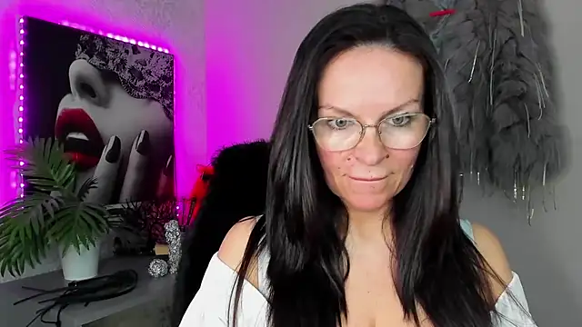 HelenLuxx online show from 2, 4, 2026