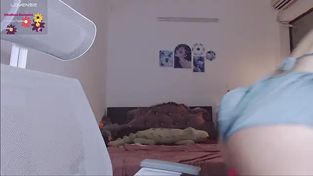 Snapshot of _OMO_ chatting on 4, 10, 2025 OMO online show from 4, 10, 2025