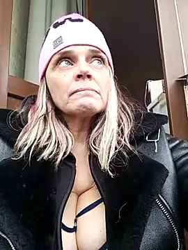 hugebobbs online show from 18, 3, 2025