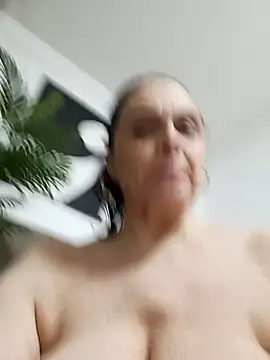 hugebobbs online show from 23, 4, 2026