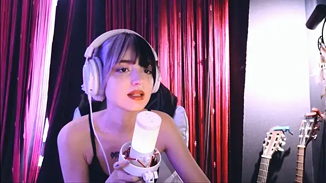 Snapshot of Avi_Nile chatting on 19, 10, 2025 Avi Nile online show from 19, 10, 2025