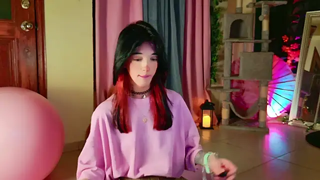 Snapshot of Finibondi chatting on 4, 12, 2025 Finibondi online show from 4, 12, 2025