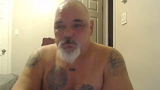 Newfiesausage1972 online show from 12, 3, 2025