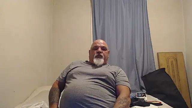 Newfiesausage1972 online show from 10, 9, 2025