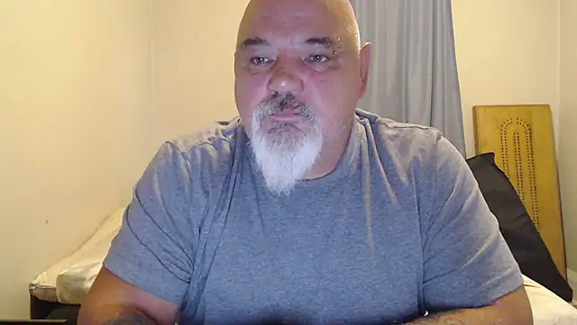 Newfiesausage1972 online show from 11, 9, 2025