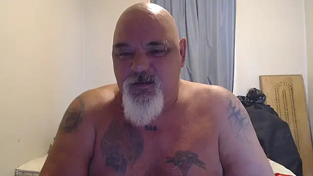 Newfiesausage1972 online show from 6, 10, 2025