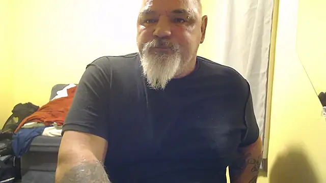 Newfiesausage1972 online show from 1, 11, 2025