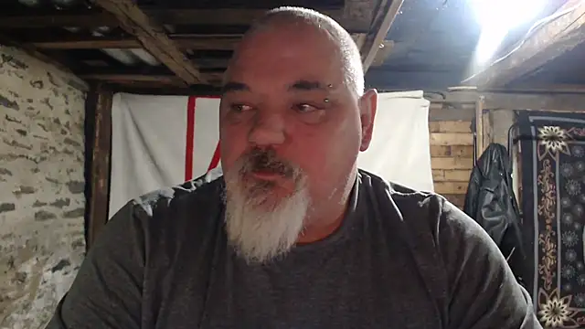 Newfiesausage1972 online show from 4, 12, 2025