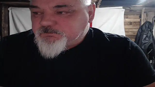 Newfiesausage1972 online show from 21, 12, 2025