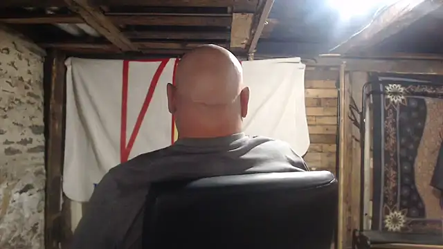 Newfiesausage1972 online show from 10, 1, 2026