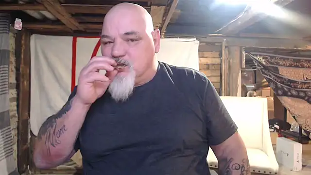 Newfiesausage1972 online show from 22, 2, 2026