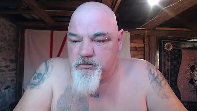 Newfiesausage1972 online show from 27, 3, 2026