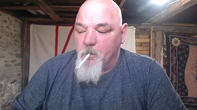 Newfiesausage1972 online show from 22, 4, 2026