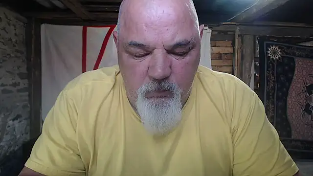 Newfiesausage1972 online show from 23, 4, 2026