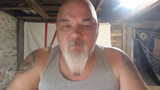 Newfiesausage1972 online show from 25, 4, 2026