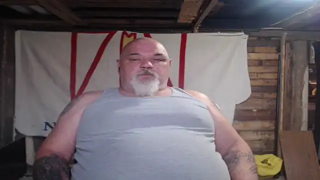 Newfiesausage1972 online show from 25, 4, 2026