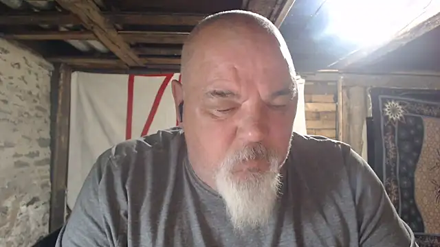 Newfiesausage1972 online show from 28, 4, 2026