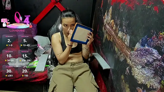 Snapshot of Yaumiko chatting on 6, 11, 2025 Yaumiko online show from 6, 11, 2025