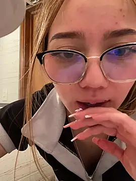 Snapshot of melody-dy chatting on 29, 12, 2024 melody-dy online show from 29, 12, 2024