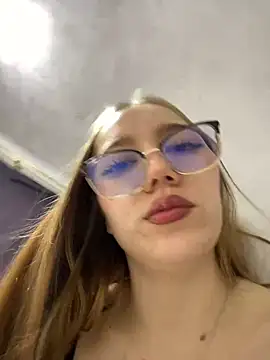 Snapshot of melody-dy chatting on 18, 2, 2025 melody-dy online show from 18, 2, 2025