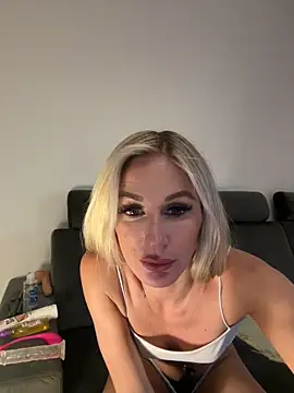 Snapshot of Liana_Lou chatting on 2, 12, 2024 Liana Lou online show from 2, 12, 2024