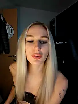 Snapshot of Liana_Lou chatting on 5, 1, 2025 Liana Lou online show from 5, 1, 2025