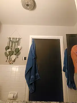 Snapshot of LongandEasy77 chatting on 4, 12, 2025 LongandEasy77 online show from 4, 12, 2025