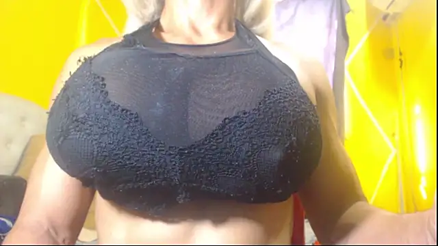 Snapshot of DanielaMuscleTS chatting on 9, 1, 2025 DanielaMuscleTS online show from 9, 1, 2025