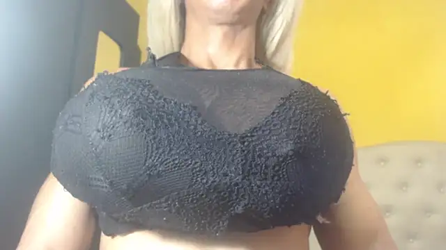 Snapshot of DanielaMuscleTS chatting on 31, 1, 2025 DanielaMuscleTS online show from 31, 1, 2025