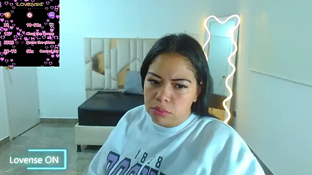 Snapshot of martinna_tay chatting on 4, 2, 2025 martinna tay online show from 4, 2, 2025