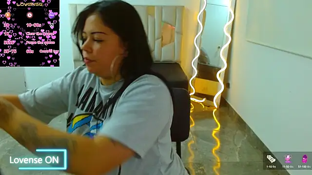 Snapshot of martinna_tay chatting on 8, 2, 2025 martinna tay online show from 8, 2, 2025