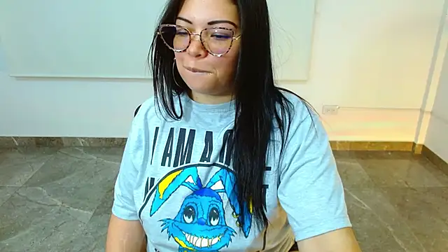 Snapshot of martinna_tay chatting on 17, 3, 2025 martinna tay online show from 17, 3, 2025