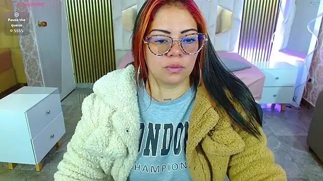 Snapshot of martinna_tay chatting on 18, 11, 2025 martinna tay online show from 18, 11, 2025