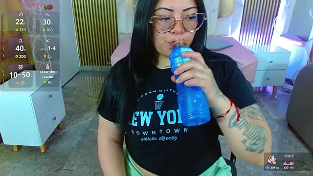 Snapshot of martinna_tay chatting on 21, 11, 2025 martinna tay online show from 21, 11, 2025