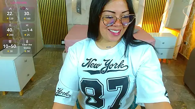 Snapshot of martinna_tay chatting on 1, 12, 2025 martinna tay online show from 1, 12, 2025