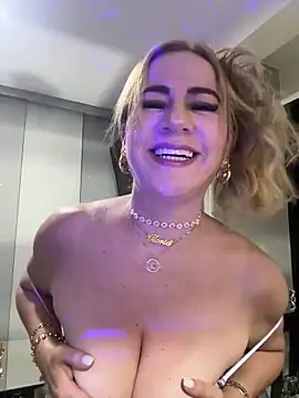 Snapshot of LARIANA_RIVERA23 chatting on 4, 3, 2025 LARIANA RIVERA23 online show from 4, 3, 2025